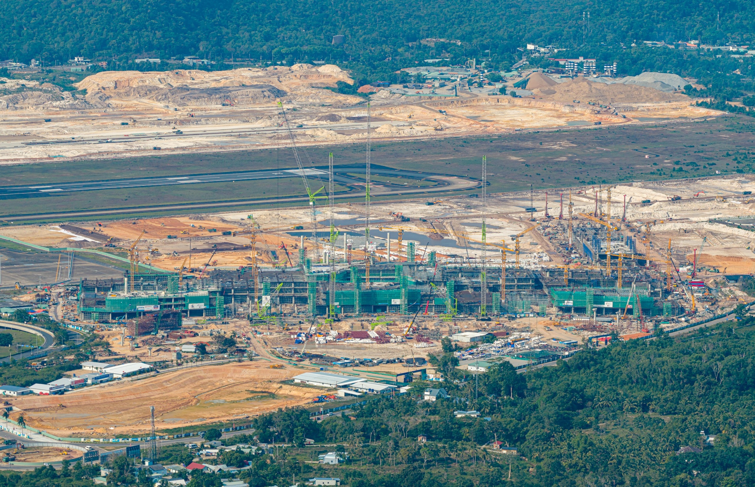 Cận cảnh lắp dựng kết cấu thép mái nhà ga mới sân bay Phú Quốc - Ảnh 2.