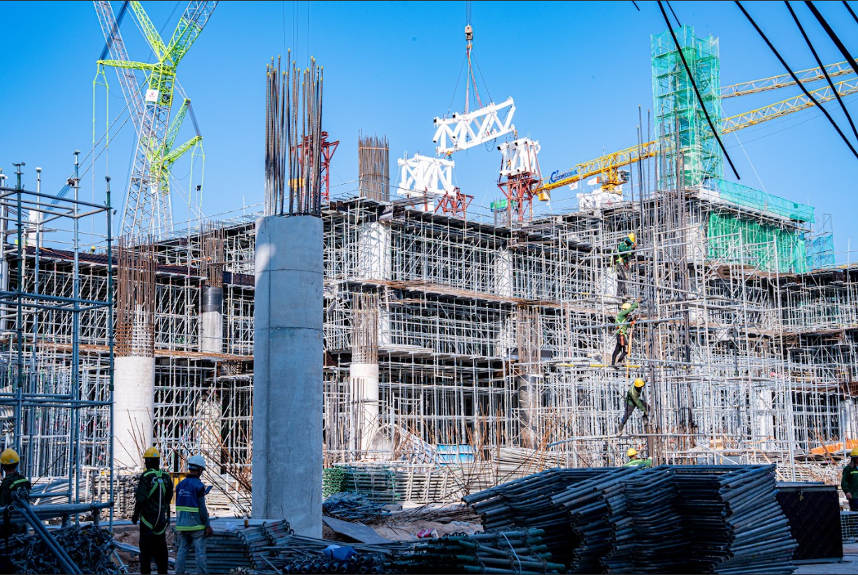 Cận cảnh lắp dựng kết cấu thép mái nhà ga mới sân bay Phú Quốc - Ảnh 3.