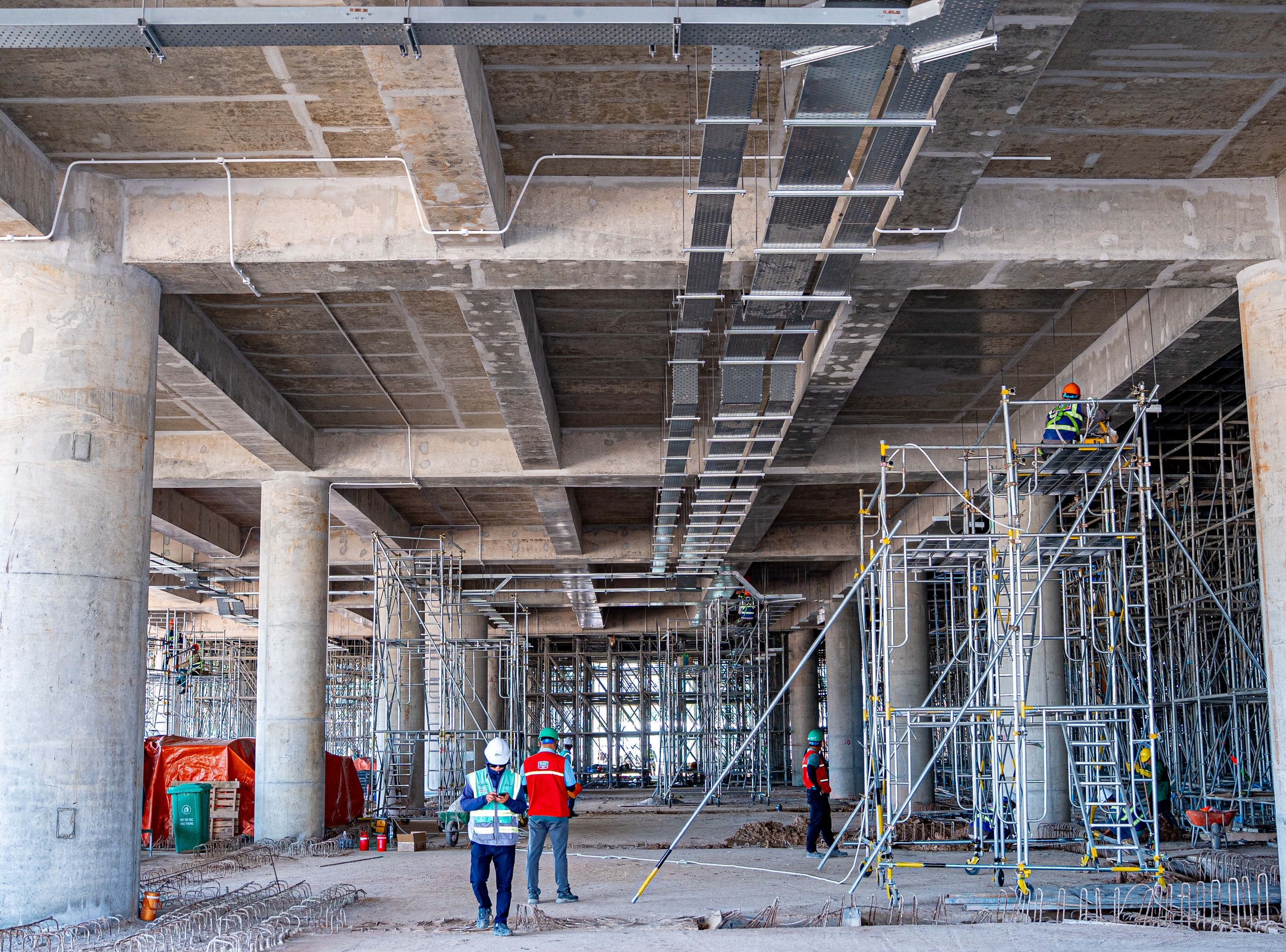 Cận cảnh lắp dựng kết cấu thép mái nhà ga mới sân bay Phú Quốc - Ảnh 7.