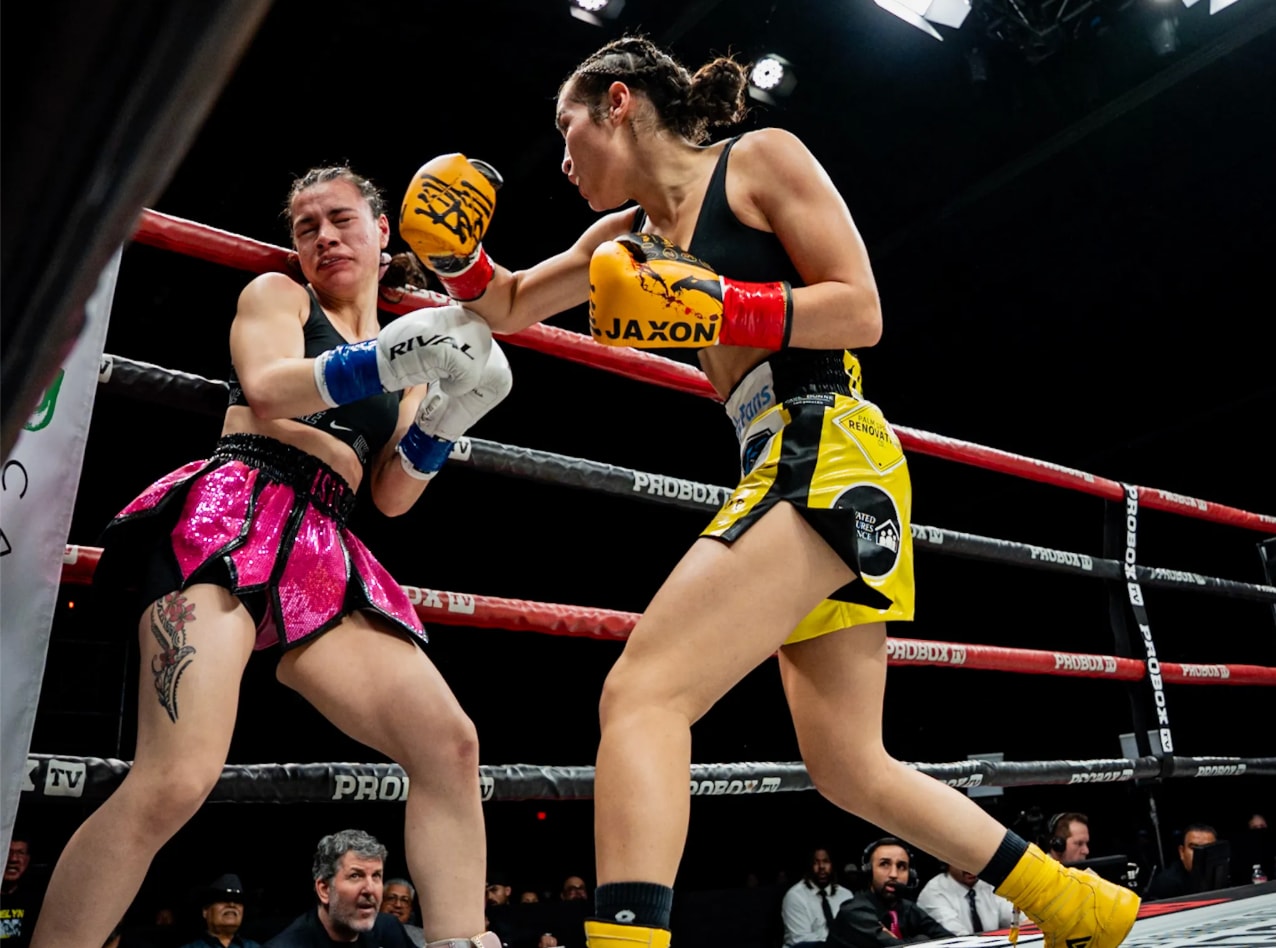 Jocelyn Camarillo liên tục dồn ép đối thủ về phía dây đài. (Nguồn: Boxing Scene)
