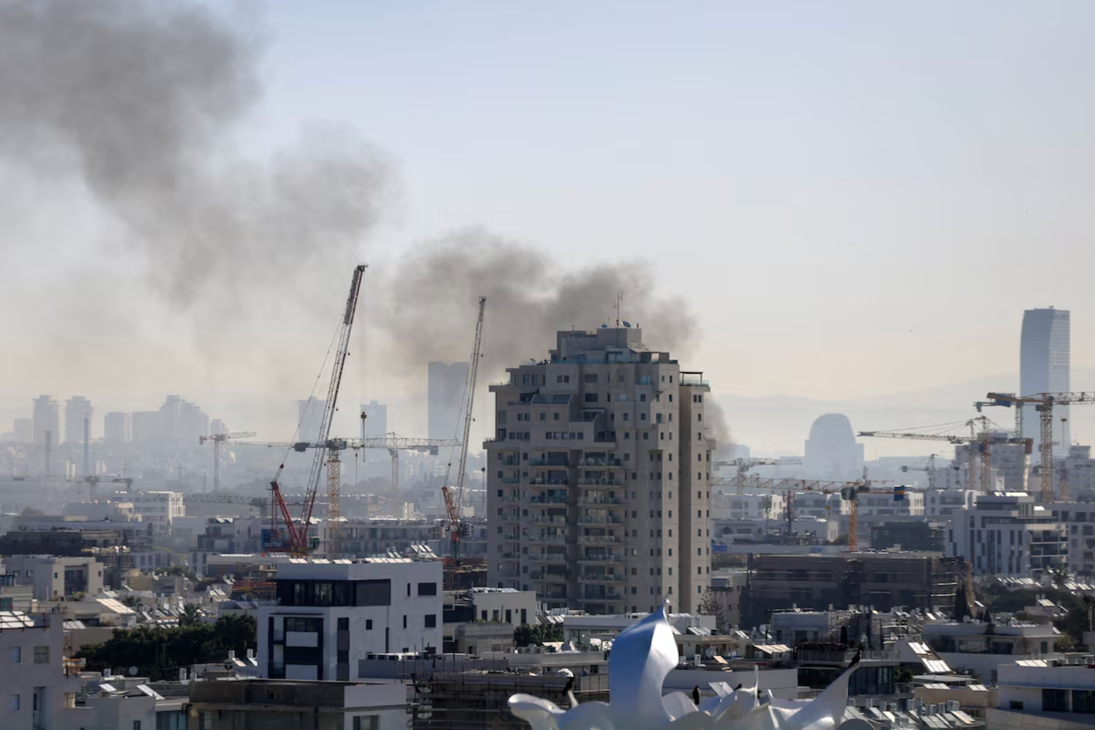 Khói bốc lên sau đợt tấn công tên lửa của Iran vào Tel Aviv. (Ảnh: Reuters)