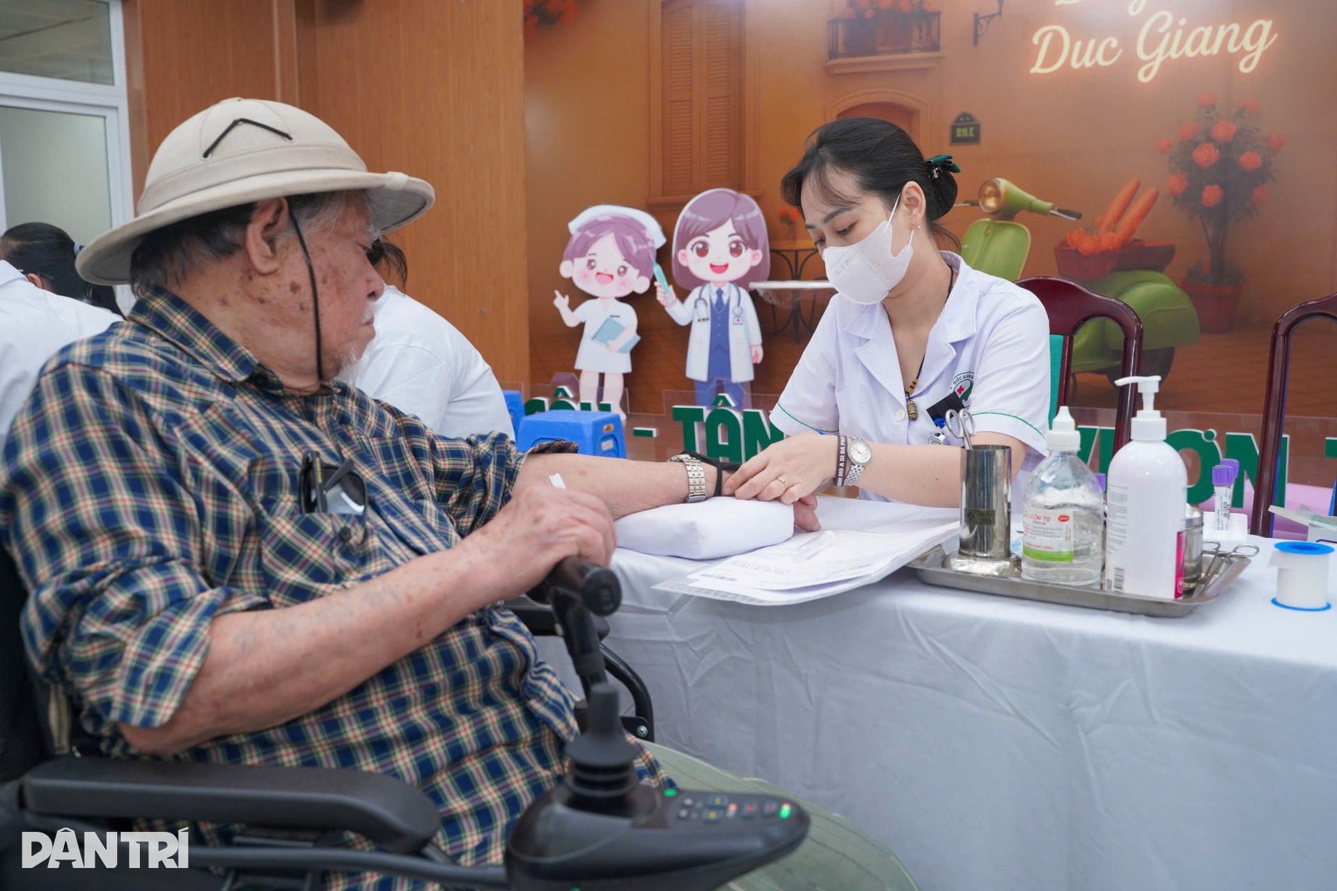 Hơn 300 cựu thanh niên xung phong, nạn nhân dioxin được khám miễn phí - 8 Hơn 300 cựu thanh niên xung phong, nạn nhân dioxin được khám miễn phí - 8