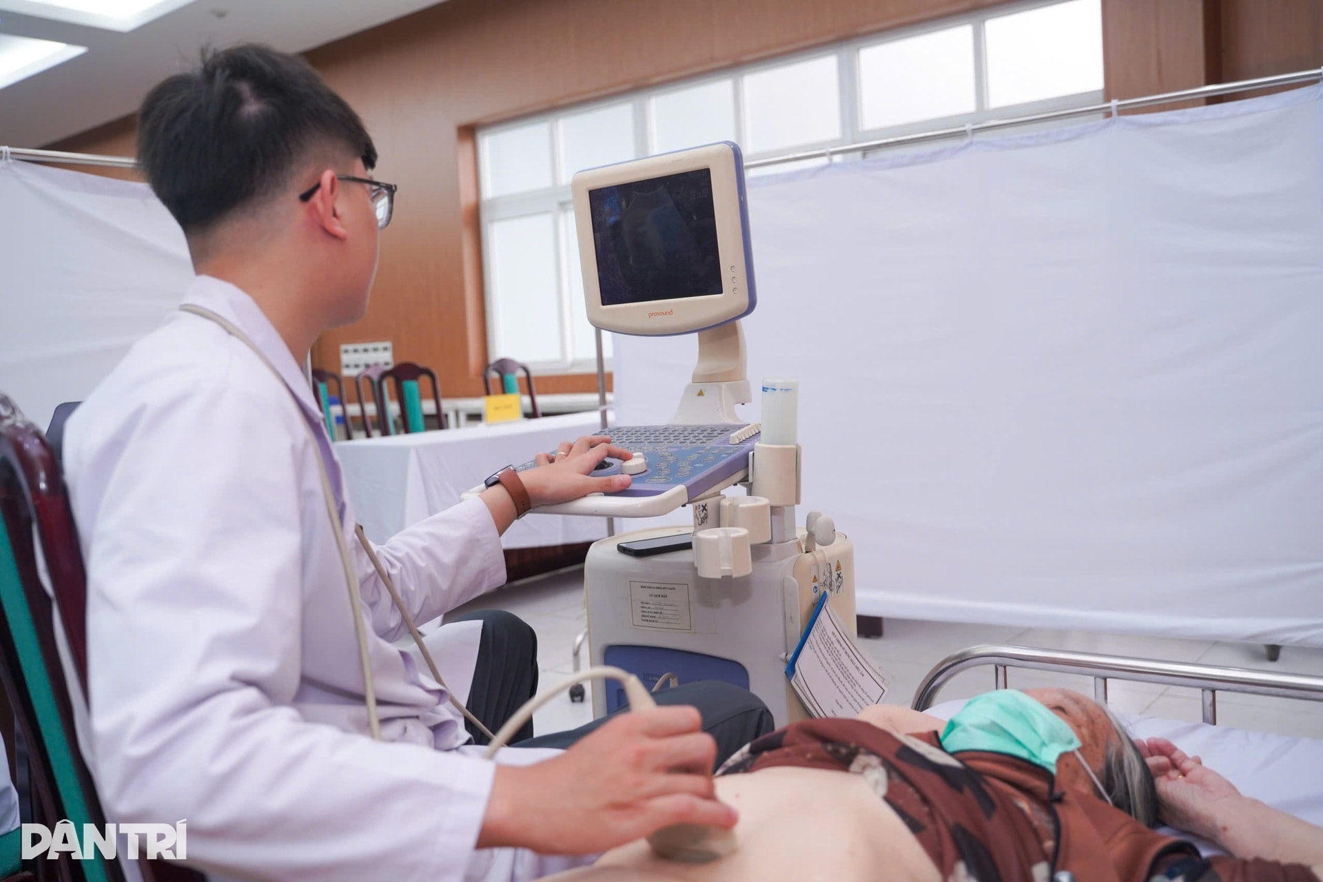 Hơn 300 cựu thanh niên xung phong, nạn nhân dioxin được khám miễn phí - 5 Hơn 300 cựu thanh niên xung phong, nạn nhân dioxin được khám miễn phí - 5