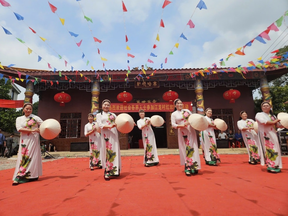 Ngôi làng ở Trung Quốc nói tiếng Việt, phụ nữ mặc áo dài, đánh đàn bầu - 5