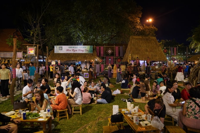 Không gian dùng bữa được bố trí thoải mái theo từng khu vực, vùng miền với các tiểu cảnh, giúp tạo không khí như đang ăn tại địa phương. Ảnh: Saigontourist Group