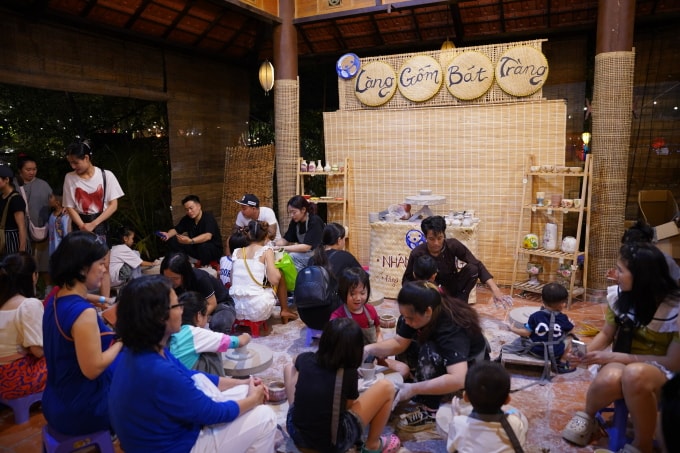 Hoạt động thử làm gốm tại khu làng nghề gốm Bát Tràng. Ảnh: Saigontourist Group