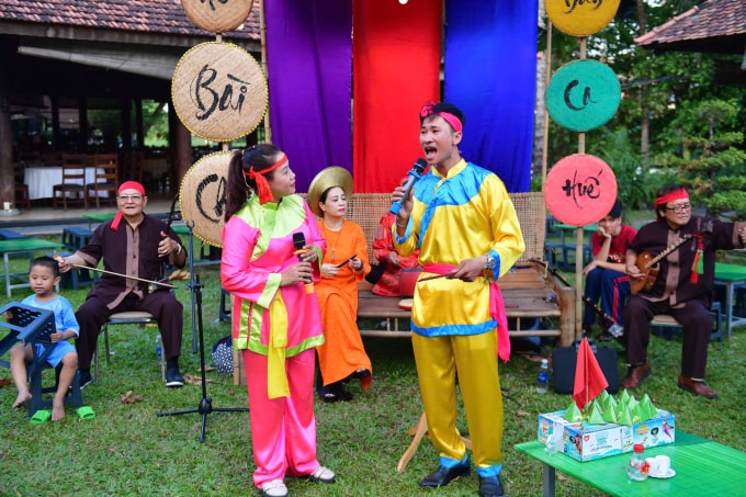 Hoạt động hát bài bài chòi bốc thăm trúng thưởng tại lễ hội năm ngoái. Ảnh: Saigontourist Group