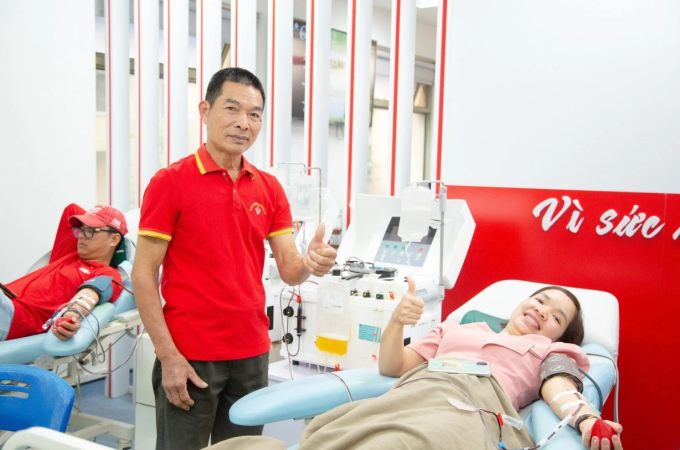 Ông Lê Trung Truyền (67 tuổi) trong buổi cùng gia đình, người dân xã Phụng Công, tỉnh Hưng Yên đến Viện Huyết học - Truyền máu Trung ương hiến máu đầu năm 2024. Ảnh: Viện Huyết học – Truyền máu Trung ương