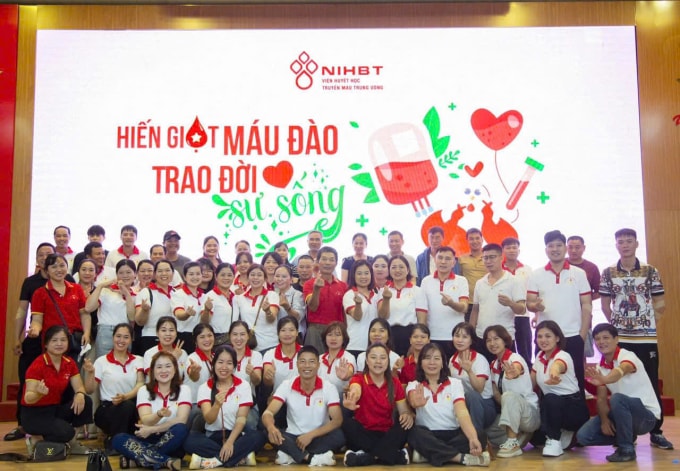 Ông Tuyền (áo đỏ, đứng giữa) cùng hàng chục người dân xã Phụng Công đến Viện Huyết học - Truyền máu Trung ương hiến máu năm 2024. Ảnh: Lê Diệp