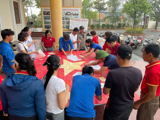 Người dân xã Phụng Công, tỉnh Hưng Yên tập hợp hàng trăm giấy chứng nhận hiến máu tình nguyện, tạo thành lá cờ tổ quốc, kích thước cỡ 3x2 m2, dịp 30/4/2025. Hiện lá cờ đang trưng bày tại nhà truyền thống của xã. Ảnh: Lê Diệp