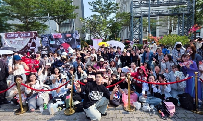 Ca sĩ bên fan tại một sự kiện hồi đầu năm ở TP HCM. Ảnh: Êkíp nhân vật cung cấp