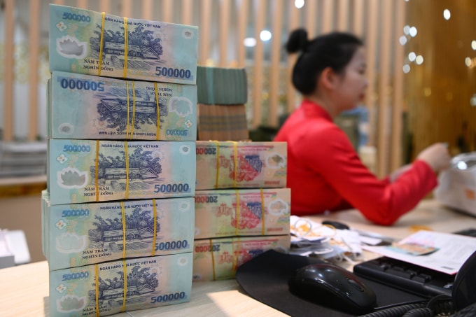 Giao dịch tại một ngân hàng thương mại. Ảnh: Giang Huy