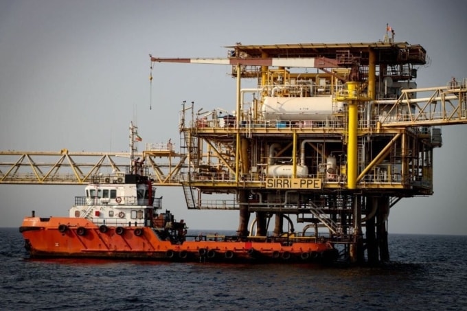 Một tàu neo đậu cạnh giàn khoan dầu ngoài khơi thành phố Ilam của Iran tại vịnh Ba Tư, tháng 9/2025. Ảnh: Iranintl