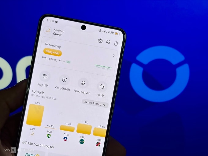 Giao diện ứng dụng HVA trên điện thoại, phía sau là logo sàn tiền số ONUS. Ảnh: Tất Đạt