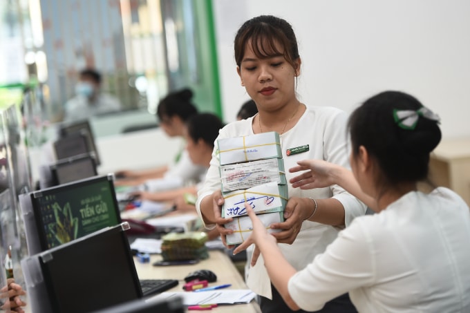 Giao dịch tại một ngân hàng thương mại. Ảnh: Thanh Tùng