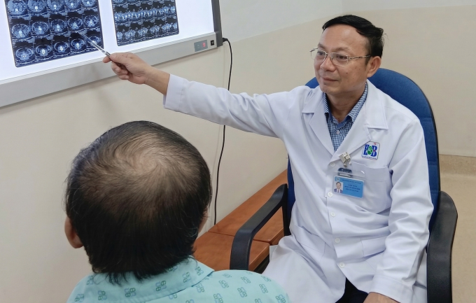 TS.BS.CK2 Lâm Đức Hoàng tư vấn cho bệnh nhân. Ảnh: Lê Phương