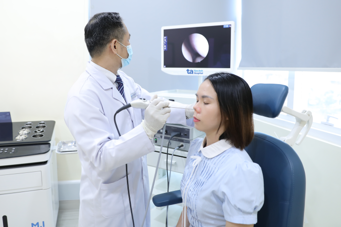 Bác sĩ Phong đang nội soi mũi cho một người bệnh. Ảnh minh họa: Phòng khám Đa khoa Tâm Anh Quận 7