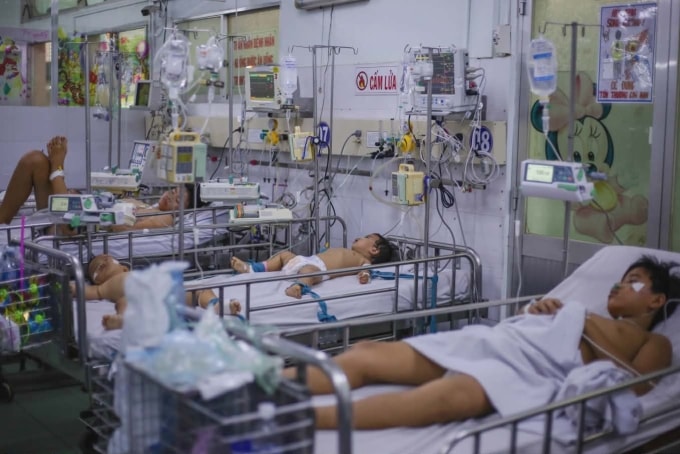 Trẻ tay chân miệng nặng điều trị tại Bệnh viện Nhi đồng 1, được cố định tay chân vào giường để tránh kích thích. Ảnh: Thành Nguyễn