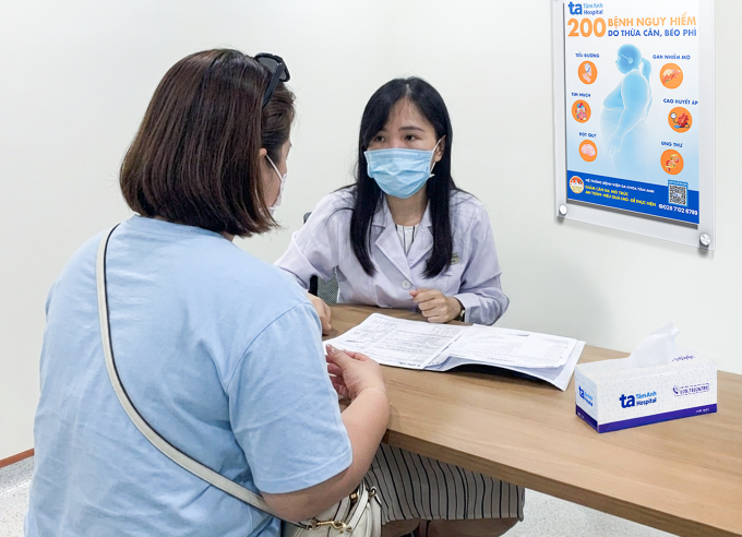 Bác sĩ Dung tư vấn điều trị cho chị Thảo. Ảnh: Bệnh viện Đa khoa Tâm Anh