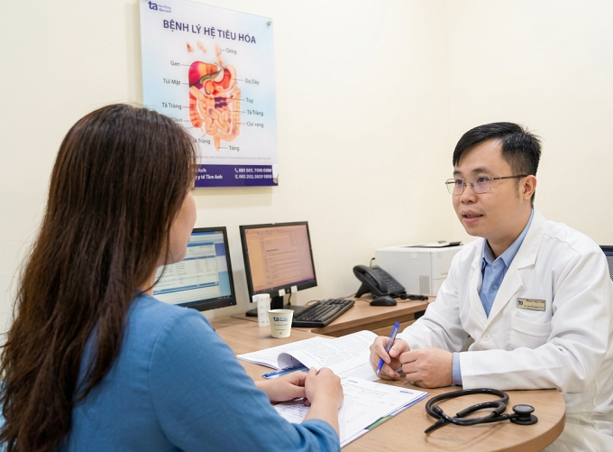 Bác sĩ Khiêm tư vấn cho người bệnh. Ảnh: Bệnh viện Đa khoa Tâm Anh