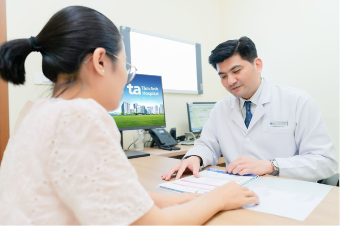 Bác sĩ Mạnh tư vấn cho khách hàng. Ảnh minh họa: Bệnh viện Đa khoa Tâm Anh