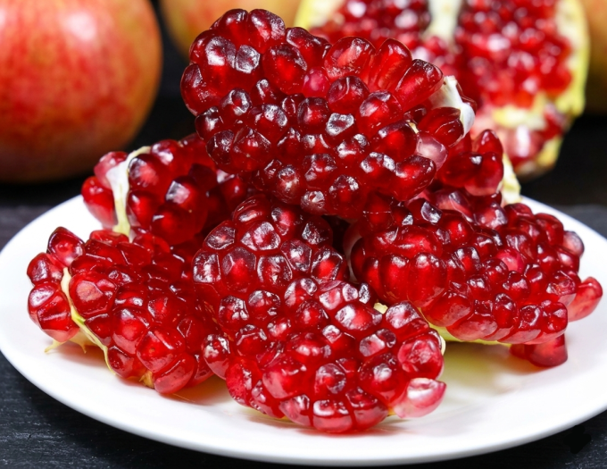 Lựu đỏ có thể giúp ức chế hoạt động melanocytes, giảm hình thành melanin. Ảnh: Đình Diệu