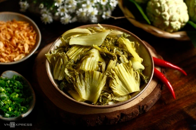 Thực phẩm ủ chua, bảo quản không đúng cách có nguy cơ nhiễm khuẩn Clostridium botulinum dẫn đến ngộ độc thực phẩm. Ảnh: Bùi Thủy