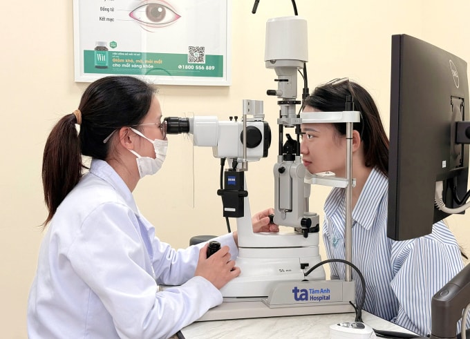 Bác sĩ Huyền khám mắt cho một phụ nữ. Ảnh minh họa: Bệnh viện Đa khoa Tâm Anh Hà Nội