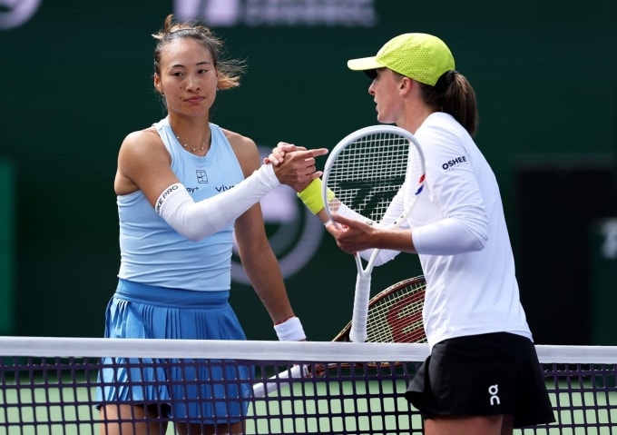 Zheng Qinwen (trái) bắt tay mà không nhìn mặt Swiatek ở tứ kết Indian Wells Mở rộng 2025. Ảnh: Reuters