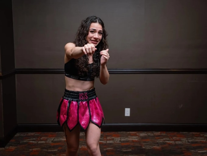 Nữ võ sĩ hạng ruồi trẻ Isis Sio tạo dáng trước trận gặp Jocelyn Camarillo ở nhà thi đấu National Orange Show Event, thành phố San Bernardino, bang California, Mỹ hôm 20/3/2026. Ảnh: Probox TV