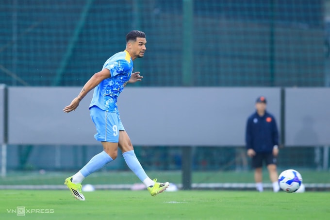 Tiền vệ nhập tịch gốc Brazil Đỗ Hoàng Hên tập luyện cùng đội tuyển Việt Nam tại sân Trung tâm đào tạo bóng đá trẻ Việt Nam (VYS) chiều 21/3/2026. Ảnh: Minh Minh