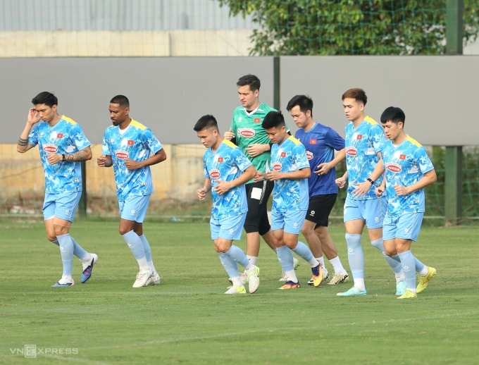 Đoàn Văn Hậu (trái) và Trần Đình Trọng (phải) tập luyện cùng đội tuyển Việt Nam tại Trung tâm đào tạo bóng đá trẻ Việt Nam (VYS) ở Hà Nội chiều 24/3/2026. Ảnh: Hiếu Lương