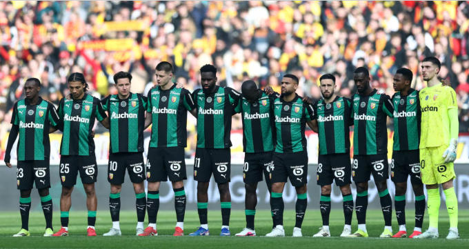 Các cầu thủ RC Lens trước trận đấu FC Metz trên sân Stade Bollaert-Delelis, Lens, Pháp ngày 8/3/2026. Ảnh: Reuters