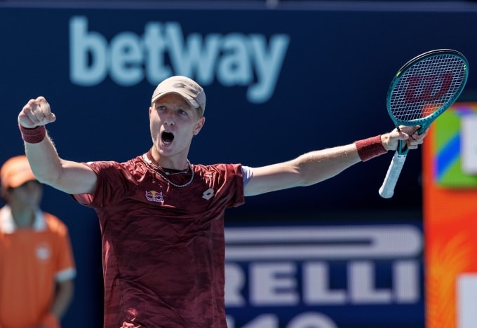 Landaluce mừng chiến thắng trước Korda, tại vòng bốn Miami Mở rộng, trên sân Grandstand, Miami, Florida, Mỹ hôm 24/3. Ảnh: Reuters