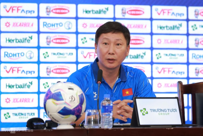 HLV Kim Sang-sik dự họp báo tại trụ sở LĐBĐ Việt Nam sáng 25/3/2026, một ngày trước trận giao hữu Việt Nam gặp Bangladesh. Ảnh: Minh Minh