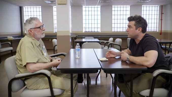 Collier Landry (phải) đến thăm bố, John Boyle, trong Trại Cải huấn Marion ở Ohio. Ảnh: CNN