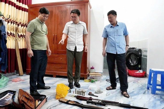 Giám đốc công an tỉnh Phú Thọ và hai Phó giám đốc kiểm tra tại hiện trường. Ảnh: Công an cung cấp