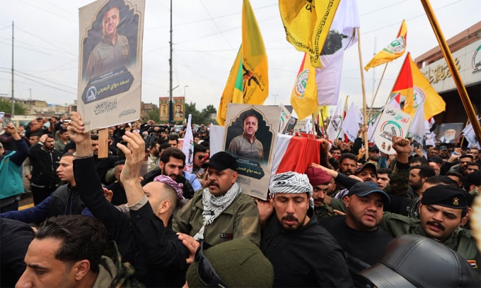 Người dân tại Baghdad tuần hành ngày 24/3 để tưởng niệm những người thiệt mạng trong trận không kích nghi do Mỹ thực hiện. Ảnh: AFP