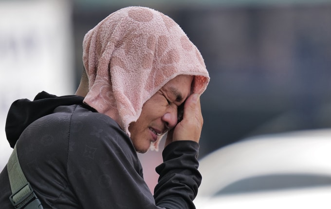 Người lao động dưới thời tiết nắng nóng ở Hà Nội. Ảnh: Ngọc Thành