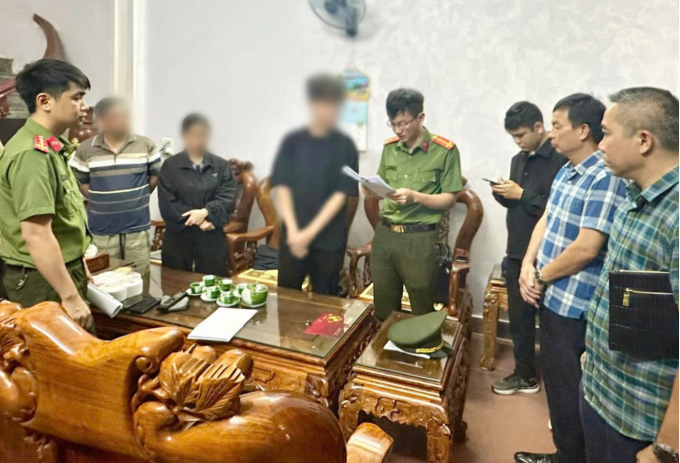 Công an khám nơi ở của nam sinh Nguyễn. Ảnh: Lam Sơn