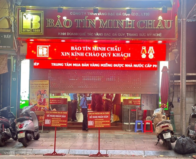 Cửa hàng số 15 Trần Nhân Tông lúc 17h30 ngày 25/3. Ảnh: Trọng Hiếu