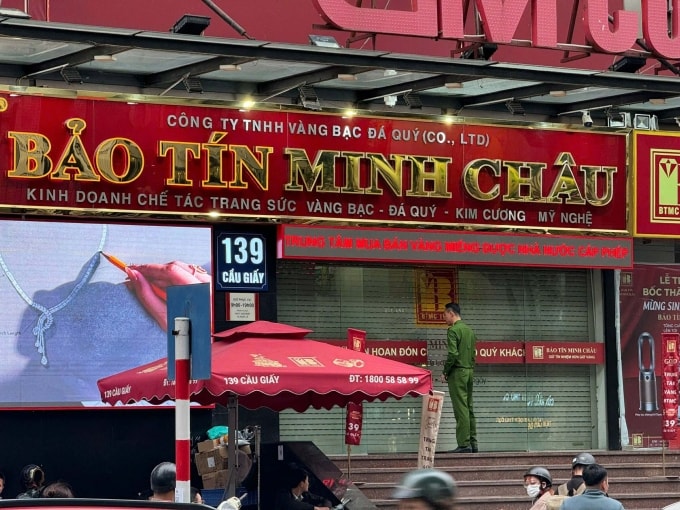 Bảo Tín Minh Châu cơ sở Cầu Giấy đóng cửa, ngày 25/3. Ảnh: Linh Đan