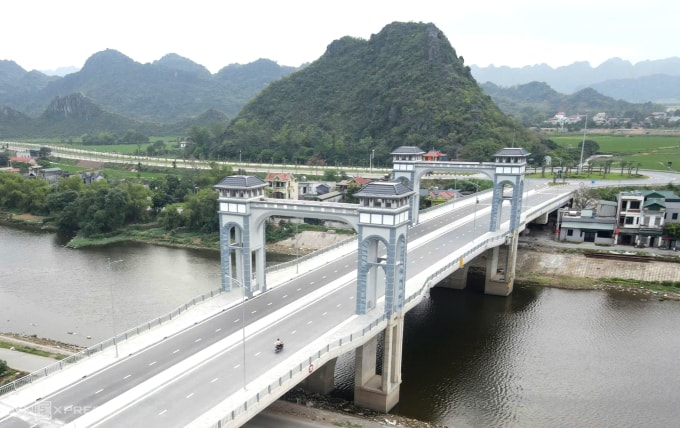 Cây cầu nối hai bờ sông Đáy có thiết kế lạ mắt. Ảnh: Lê Hoàng