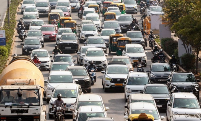 Ôtô nối đuôi dàn hàng hết chiều ngang một con đường ở Delhi. Ảnh: Rashtra Press