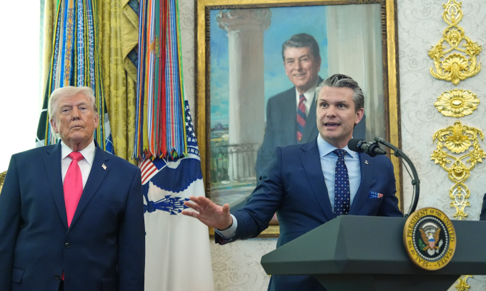 Ông Trump lắng nghe ông Hegseth phát biểu ở Phòng Bầu dục hôm 24/3. Ảnh: AP