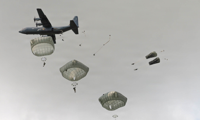 Binh sĩ thuộc Sư đoàn số 82 Mỹ nhảy dù từ máy bay C-130J tại Pháp tháng 6/2025. Ảnh: US Army