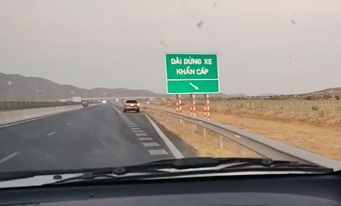 Chiếc xe đỗ trong dải dừng khẩn cấp trên cap tốc Vĩnh Hảo - Phan Thiết, chiều 25/3. Ảnh: CSGT