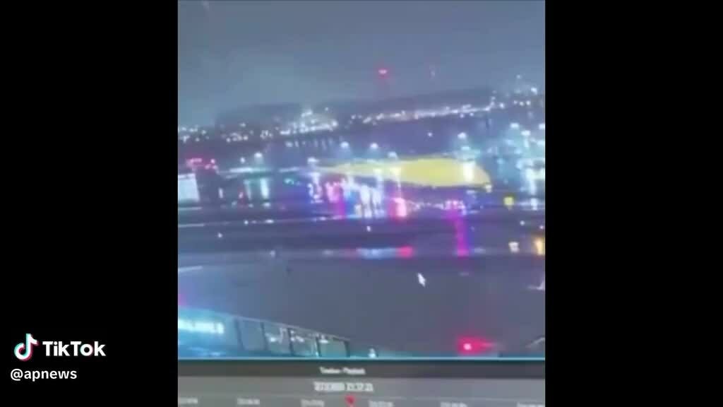 Nữ tiếp viên sống sót sau khi văng khỏi máy bay 100 m