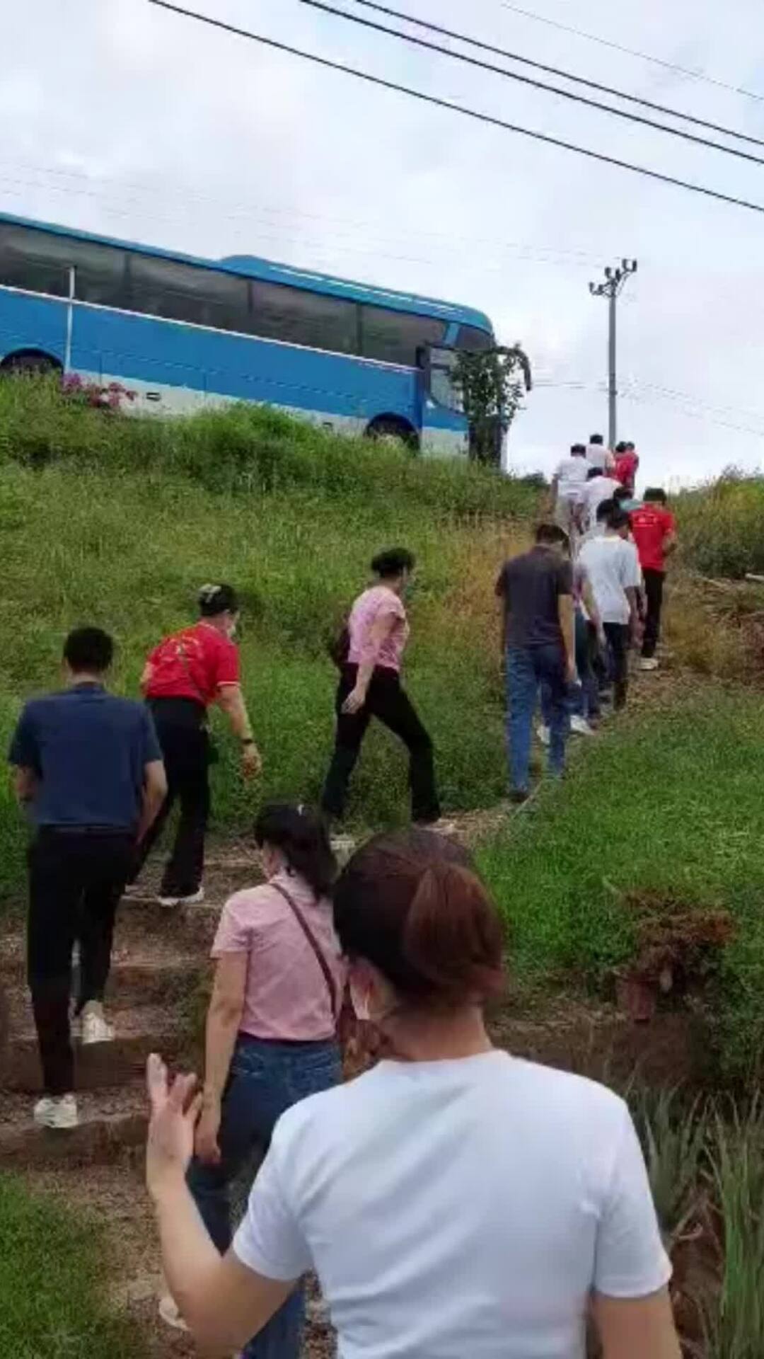 Lão nông rủ cả làng đi hiến máu