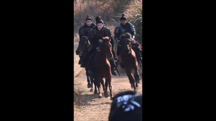 Trương Lăng Hách cưỡi ngựa